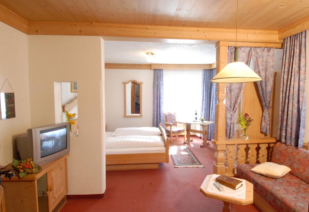 Gasthof Zum Goldenen Loewen Nauders Ruang foto