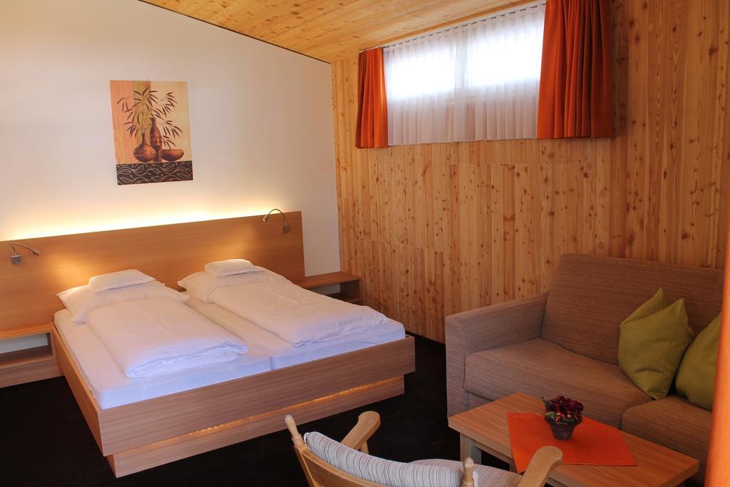 Gasthof Zum Goldenen Loewen Nauders Ruang foto