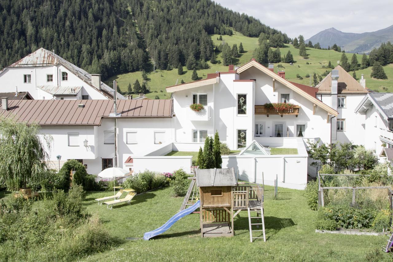 Gasthof Zum Goldenen Loewen Nauders Bagian luar foto