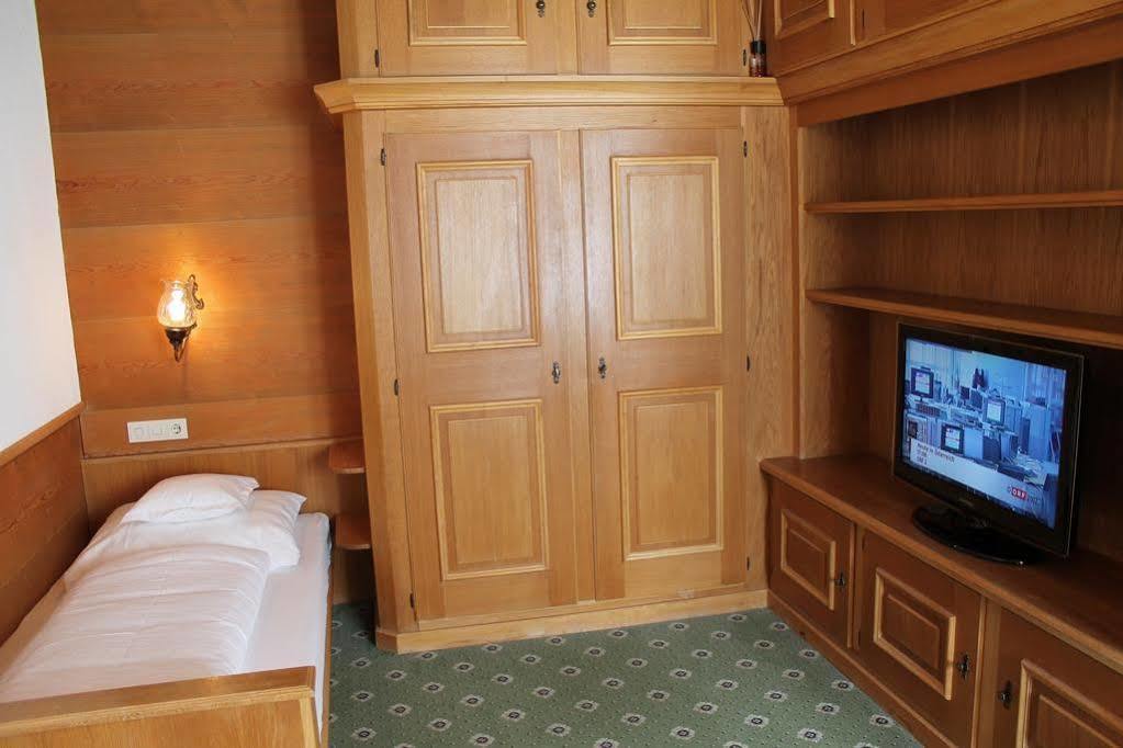 Gasthof Zum Goldenen Loewen Nauders Bagian luar foto