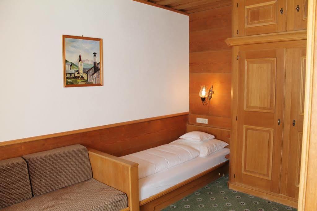 Gasthof Zum Goldenen Loewen Nauders Bagian luar foto